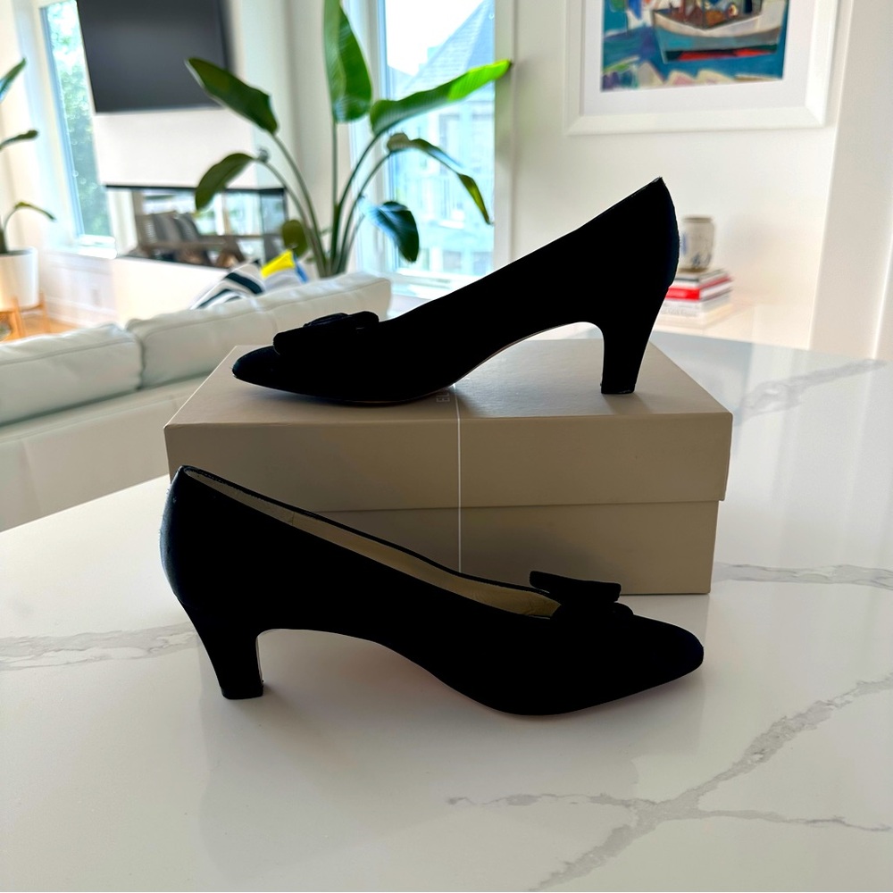 Evan Picone Black Mid-Heel Pumps with Bow